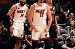 开云体育-凯尔特人碾压热火，布克高光表现