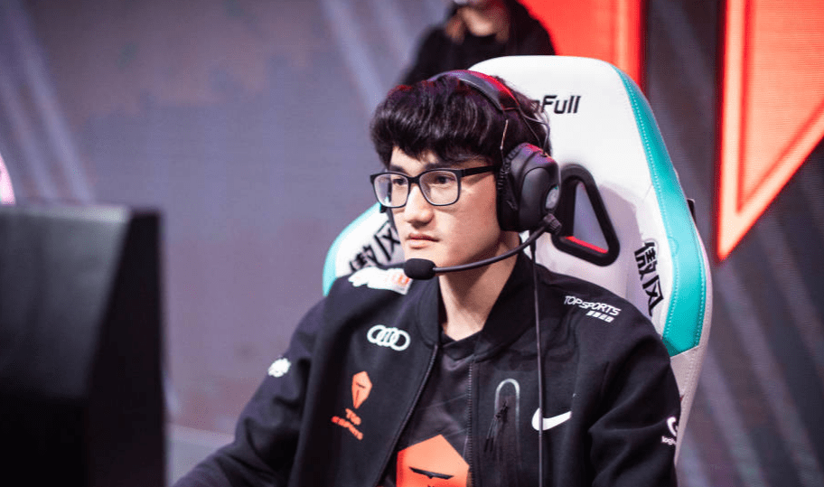 包含DRX横扫FNC，Doinb线上压制力十足强强对话成都决赛之夜，点燃全场激情的词条