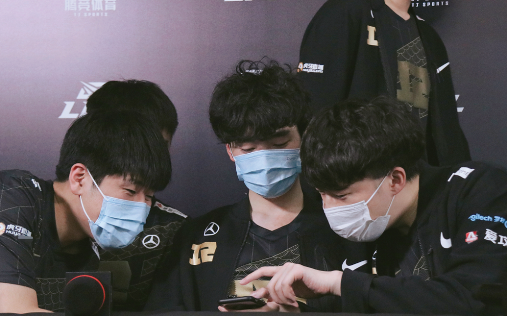 包含DRX横扫FNC，Doinb线上压制力十足强强对话成都决赛之夜，点燃全场激情的词条