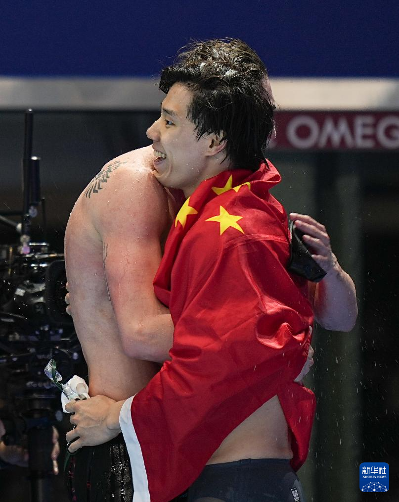 游泳男子蛙泳赛场上英姿飒爽，夺得奖牌