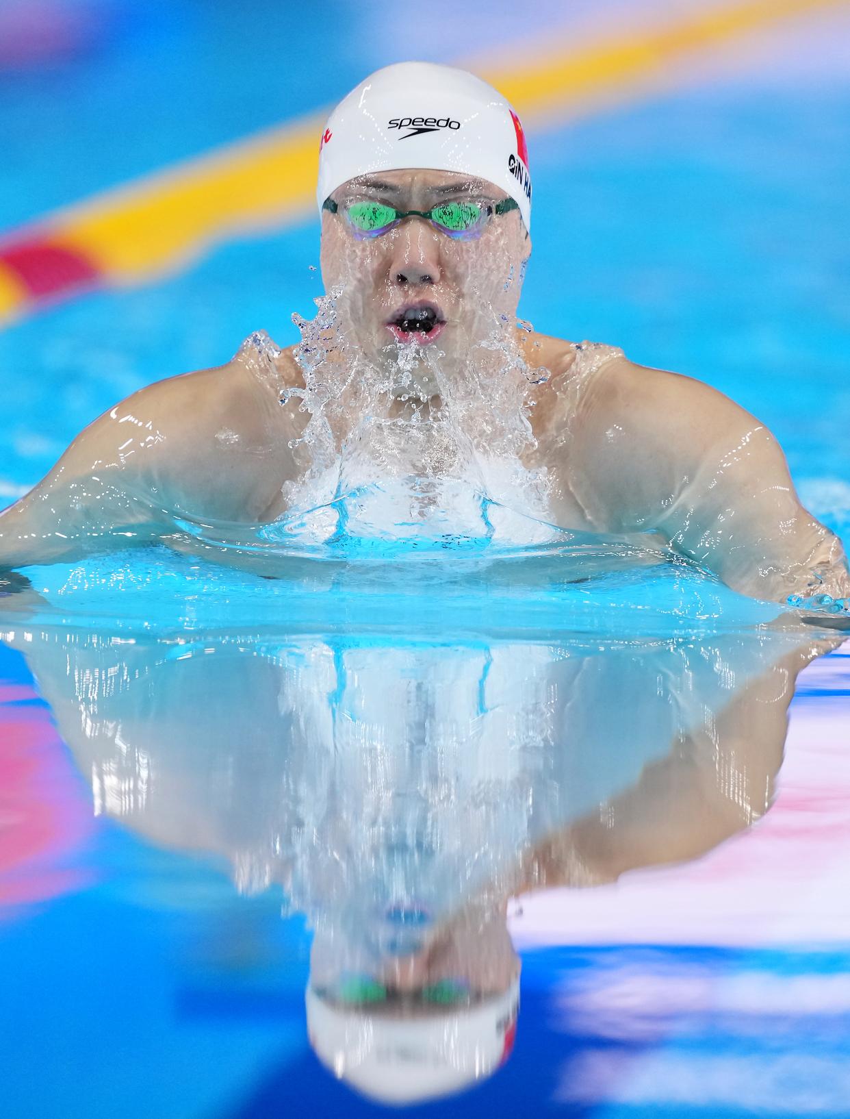 游泳男子蛙泳赛场上英姿飒爽，夺得奖牌