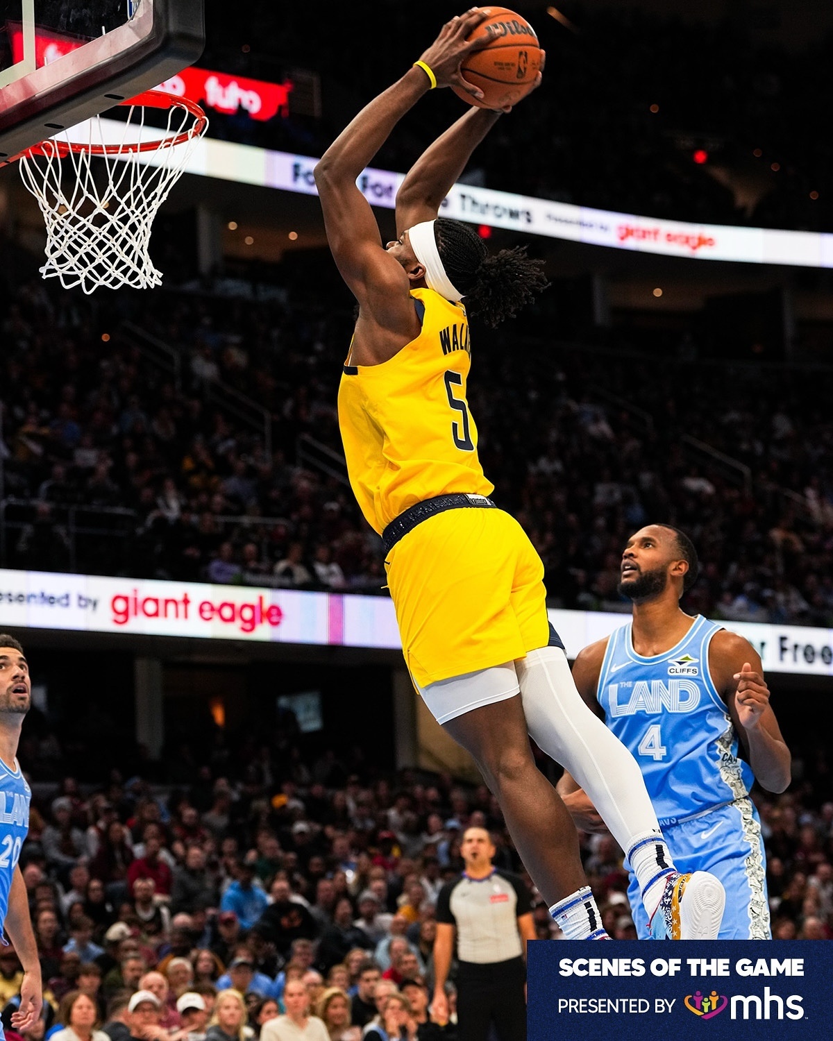 步行者队员努力拼搏逆袭胜出 步行者队员努力拼搏逆袭胜出