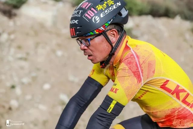 自行车比赛男队成功卫冕，永不言弃