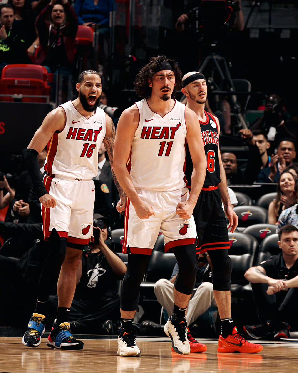 凯尔特人碾压热火，布克高光表现