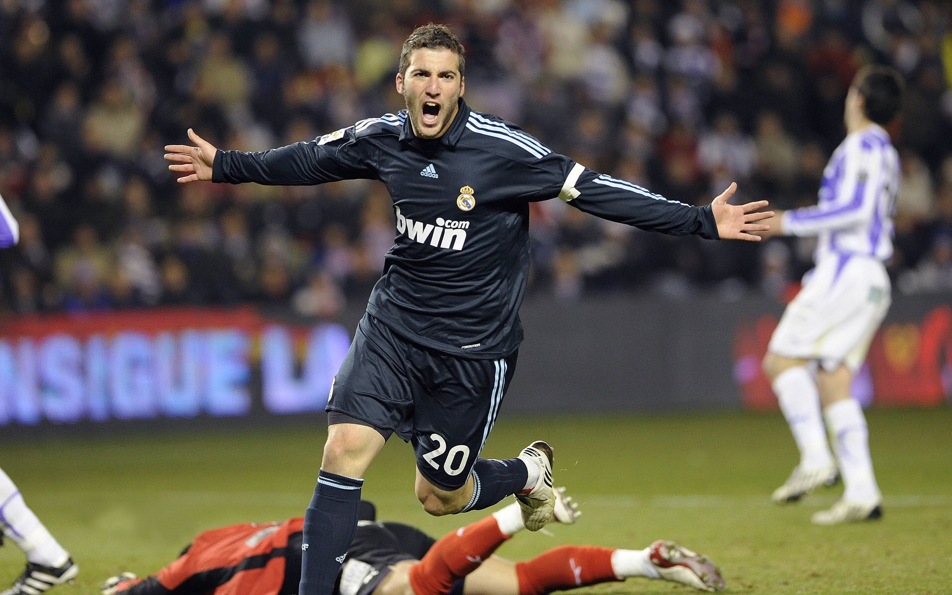 一人战阵，阿尔瓦雷斯，格拉斯哥深夜里对抗巴萨的攻防风暴眼